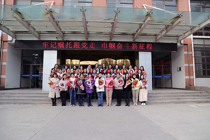 betway必威中文版官网工会“三八节”为女教职工送花送祝福 - 副本.JPG