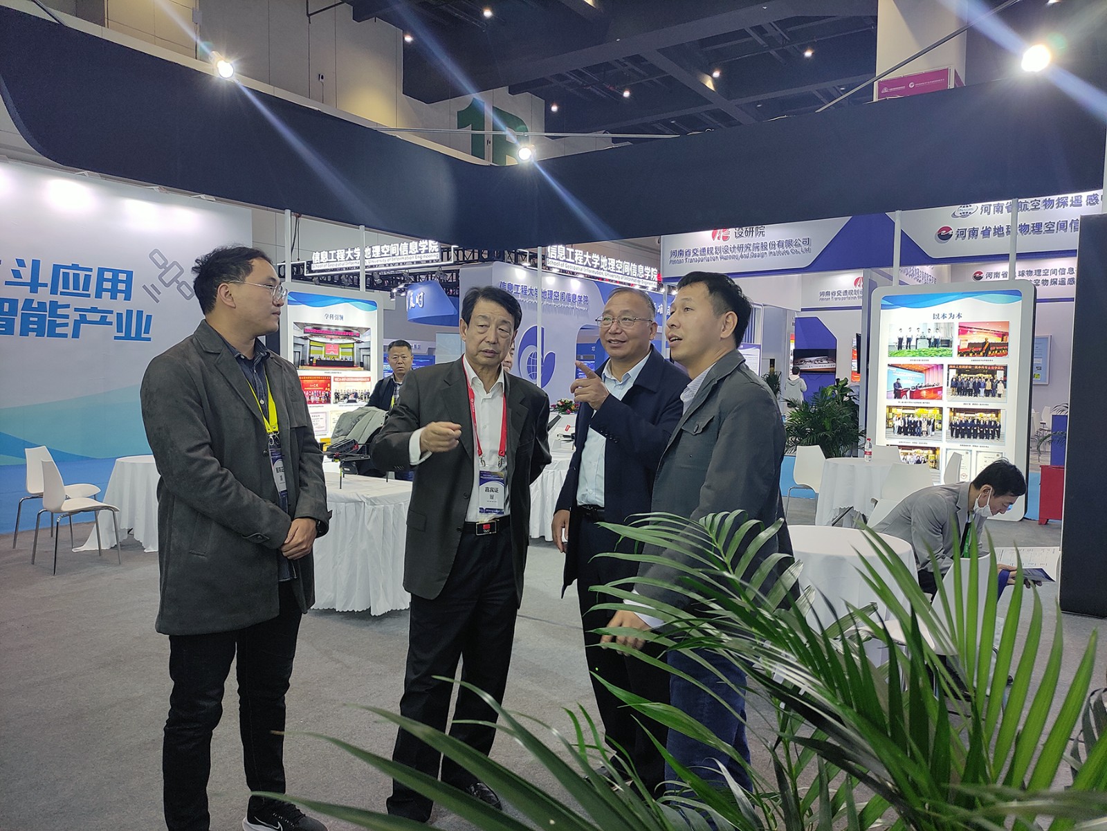 2.中国卫星导航定位协会会长于贤成莅临我院展位.jpg 2.中国卫星导航定位协会会长于贤成莅临我院展位.jpg