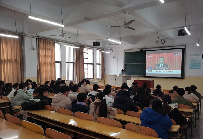 betway必威中文版官网组织师生观看2022年全国两会4.jpg
